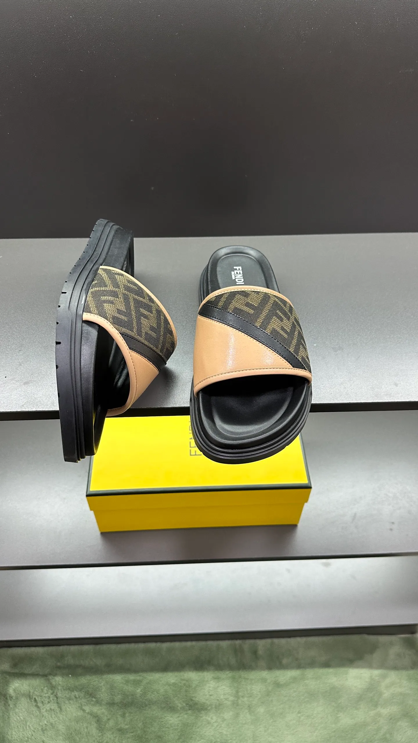 P300 [Fendi Slippers] High-end men's shoes brand, official website 1:1 latest masterpiece: original mold customization, fabrics made of imported original materials, upgraded outsole, lighter and non-slip. The market's top quality, simple yet tasteful, a must-have for fashionistas, fashionable at your feet, full of confidence, the same style at the counter 👍The season of summer slippers is here. Code: 38-45, 46 order